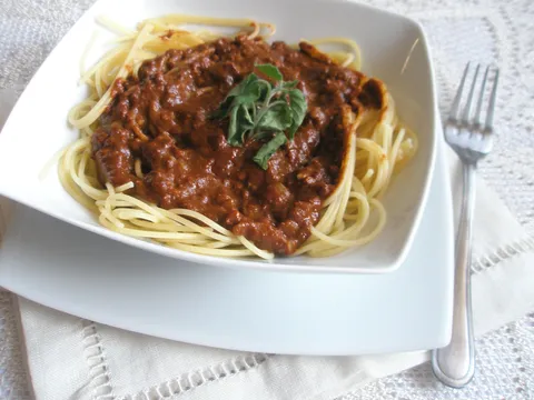 Maslinkine špagete u pikantnom umaku sa čokoladom