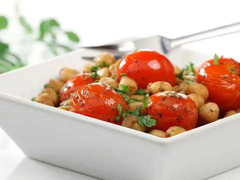 Slanutak s rajčicama na mediteranski