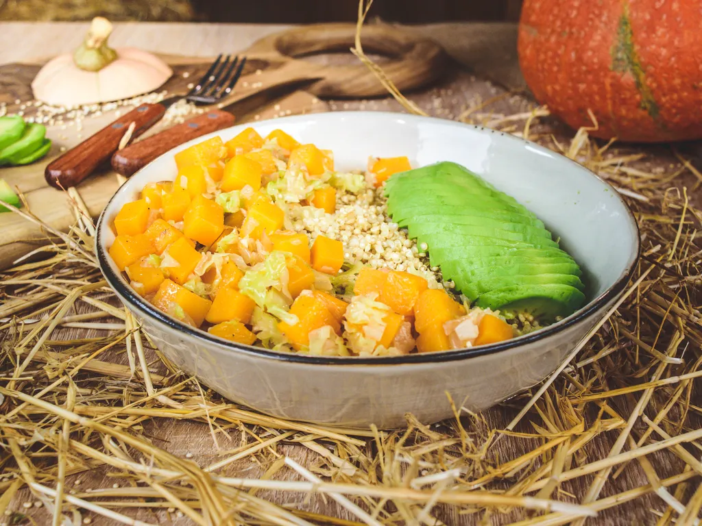 Veganska kvinoja s povrćem i avokadom