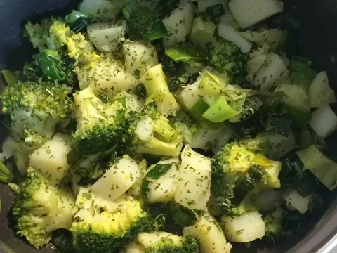 Prilog od brokolija i krompira sa prazilukom