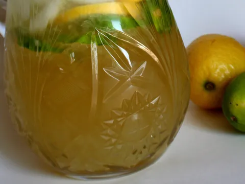 Limunada sa sirupom od ruzmarina