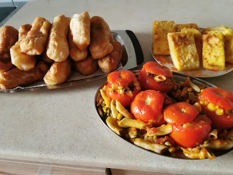 Posni rucak  punjeni paradajz, palenta przena i punjeni smotuljak sa krompirom