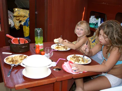 Moja unuka Rina i Klara jedu njoke što sam im spremio, na našem brodu 2005.