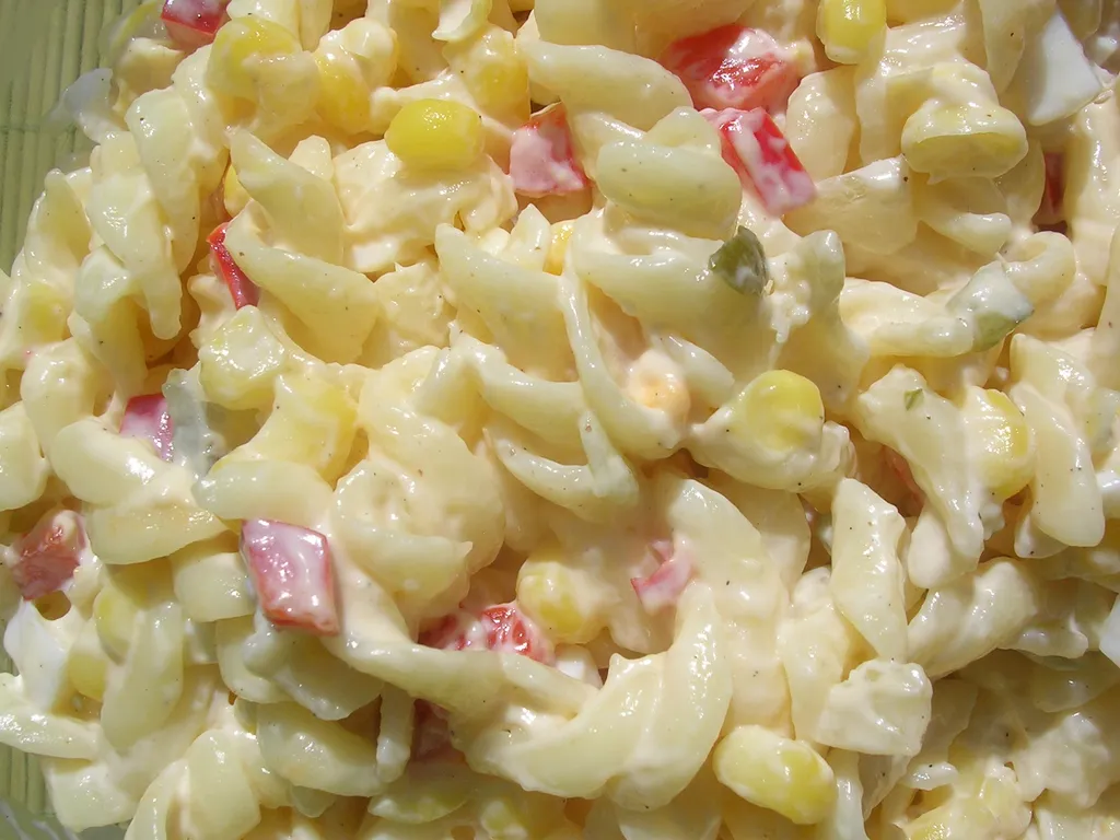 Obrok salata sa testeninom i kukuruzom