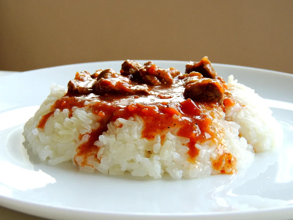 Pikantna teletina sa rizom