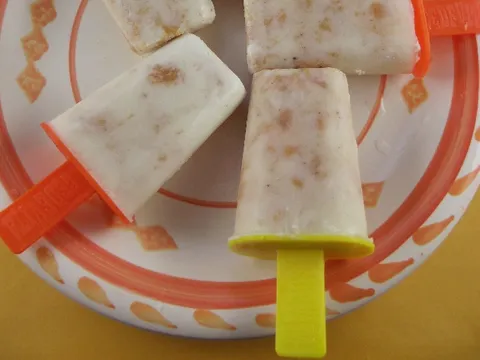 Kremasti sladoled na štapiću od breskvi