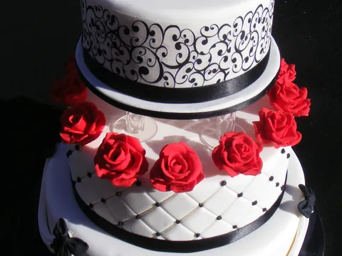 Svadbena torta (crno-bela kombinacija)