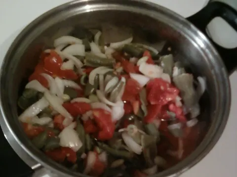 Hladna salata od mahuna, rajčice i luka