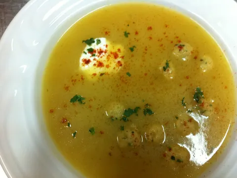 krem juha od povrća s kuglicama od krušnih mrvica i ječmom