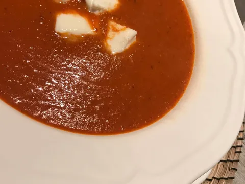 Krem supa ( corba ) od paradajza sa mozzarellom