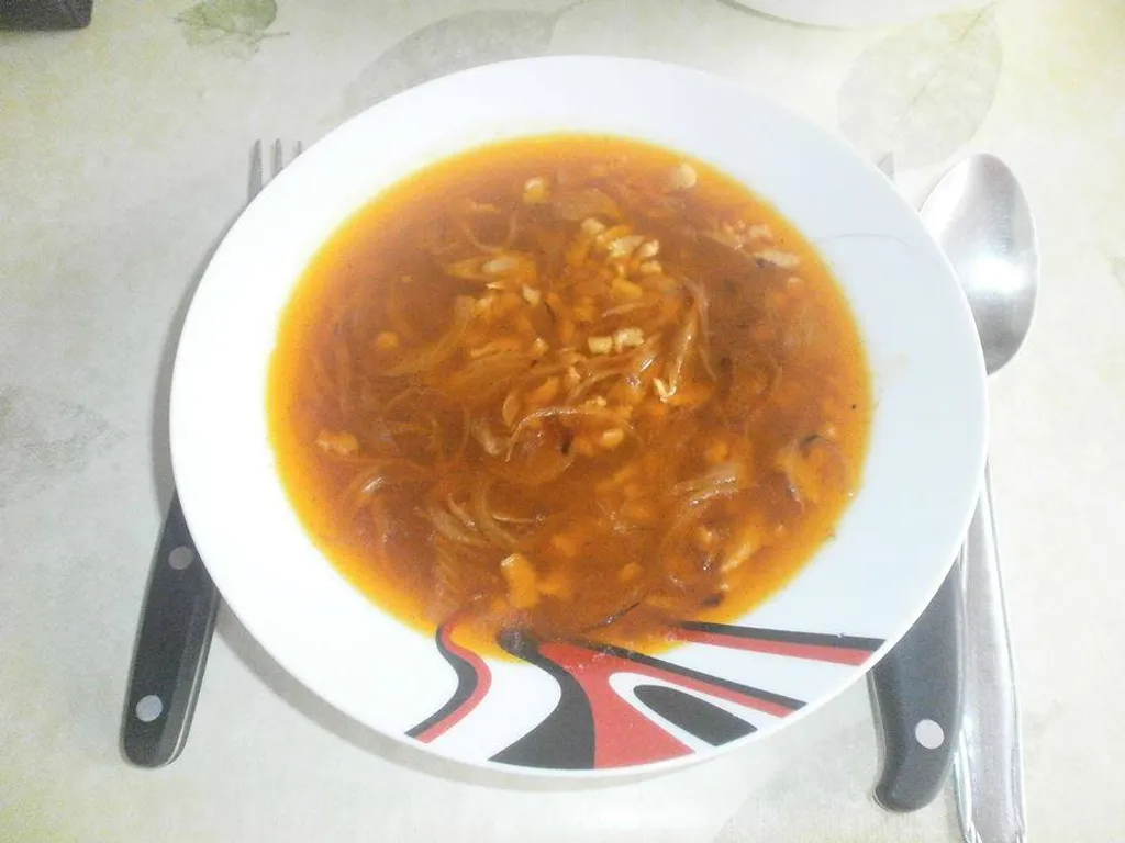 Juha-supa od crvenog-crnog luka