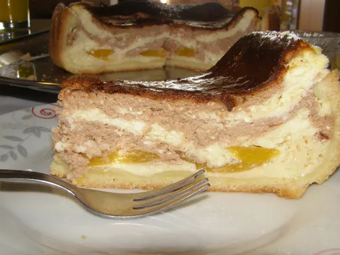 Prugasta torta s breskvama i sirom