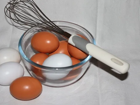 mesanje jaja sa mlekom.jpg
