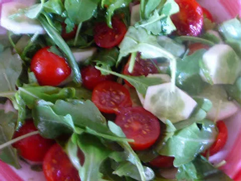 Salata od rikule, cherry paradajza i krastavaca(Dušina salata)