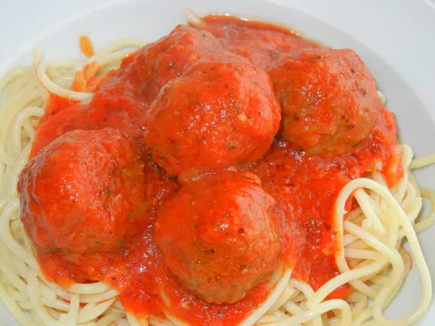 Meatballs sa sosom i spagetima