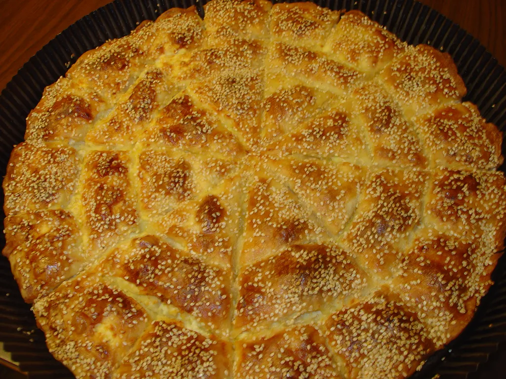 Razvlacena masna okrugla pita sa sirom