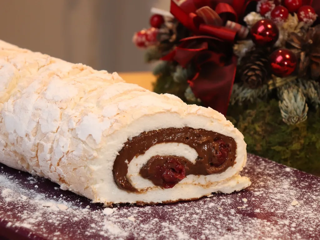 Božićna rolada - jednostavna rolada s čokoladnim punjenjem i višnjama