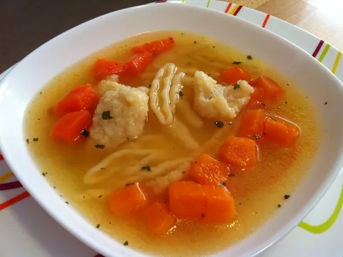 Pileća juha sa mrkvom i noklicama