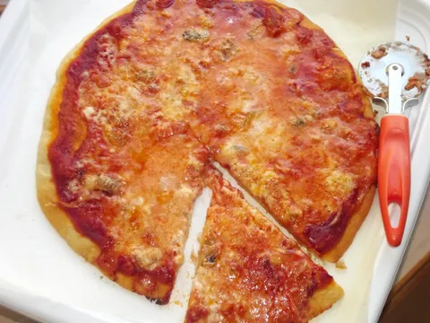Pizza sa tri vrste sira