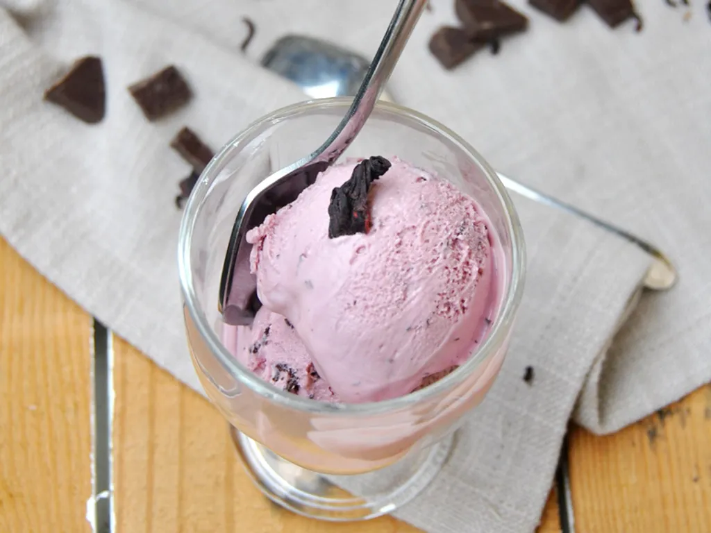 Ružičasta stracciatella (Sladoled od hibiskusa sa čokoladom)