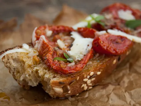 Tiho peceni paradajz-Pomoravka i integralni kruh-Kepica