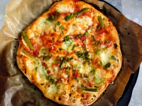 Pizza sa mozzarelom i šparogama