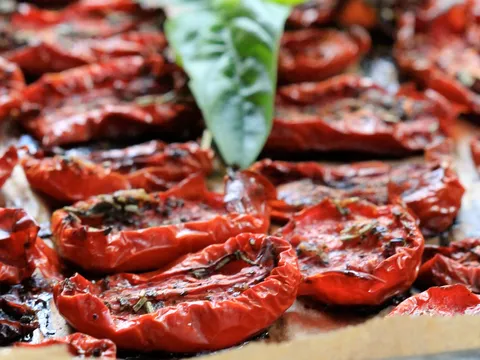 Tiho pecen paradajz sa belim lukom i oreganom-Pomoravka