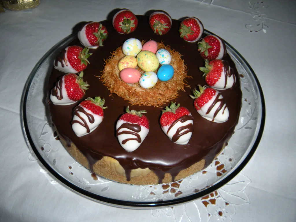 Uskrsnji cheesecake s jagodama i cokoladom
