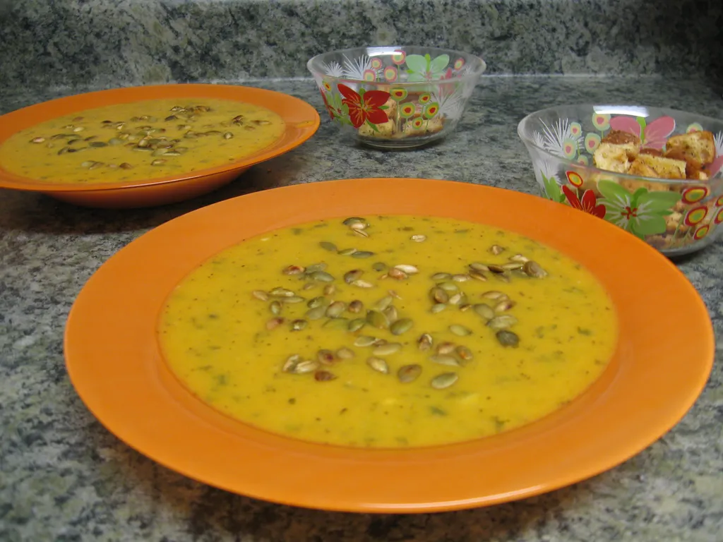 Butternut squash soup with roasted pumpkin seeds - Supa od bundeve s semenkama