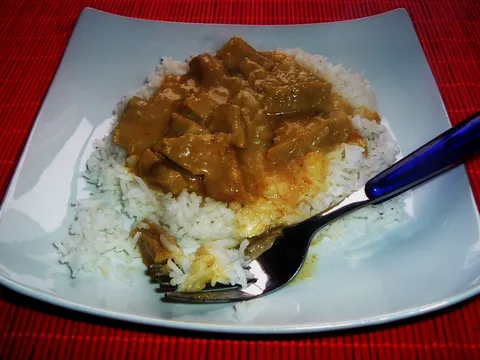Seitan sa rizom i curry umakom