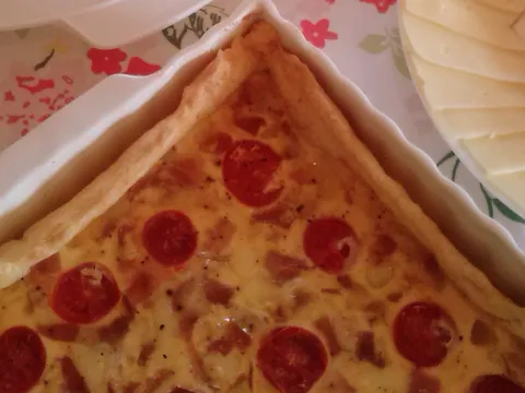 Francuska slana pita sa sirom, pršutom i cherry rajčicama