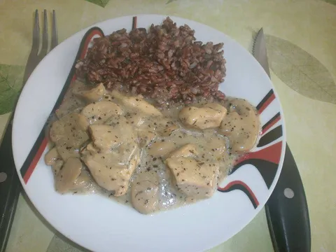 Piletina sa gljivama i crvenom rižom