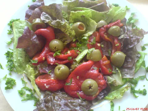 Salata s pečenim paprikama