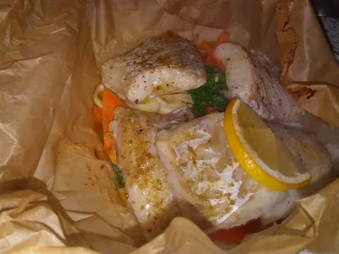 Bela riba sa povrćem u paketiću