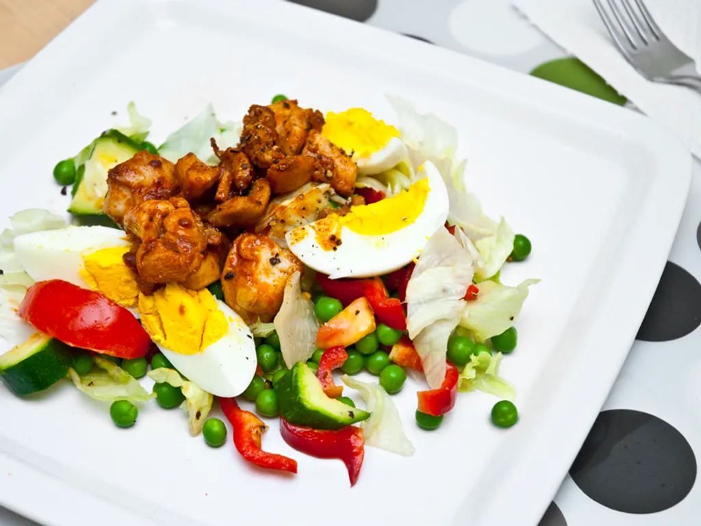 Chicken salad - Pikantna salata sa kokosjim mesom