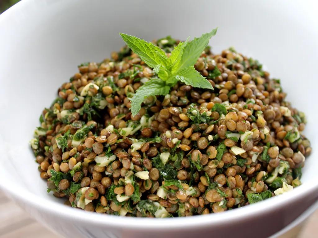 Belolučeno sočivo salata ( Lebanese lentil salad )