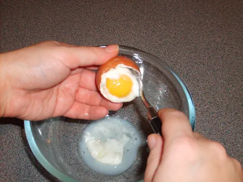 Odvajanje jaja za preliv za Cezarovu salatu