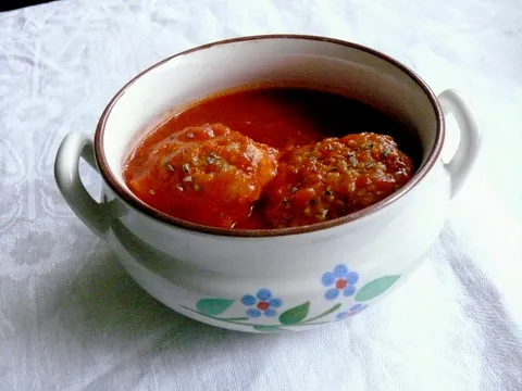 Mesno-žitarične okruglice u umaku od rajčice