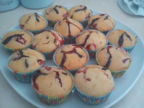 Choco-strawberry muffins