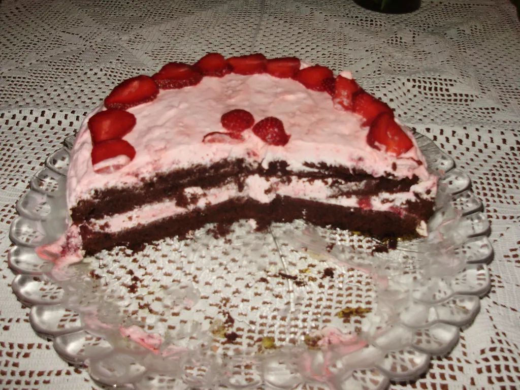 torta od čokolade s jagodama
