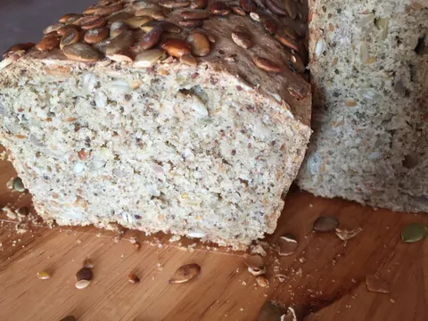 Kruh od bučina brašna i sjemenki 6