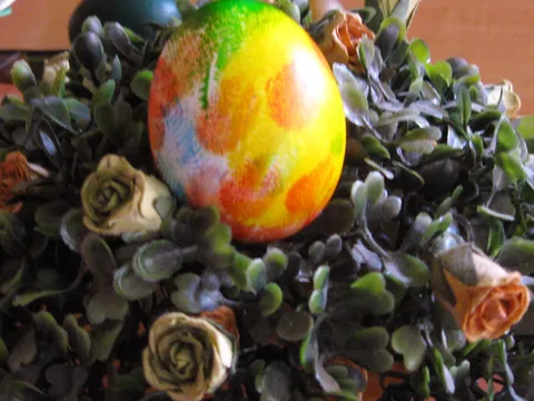 Uskrsnja jaja farbana gazom i tecnim bojama