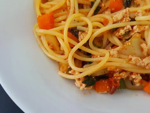 Brze špagete sa puretinom i povrćem