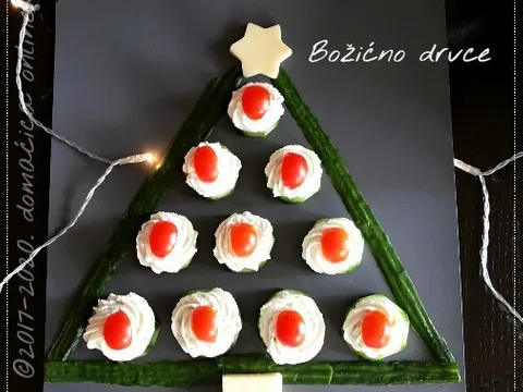 Božićno drvce od krastavaca i krem sira