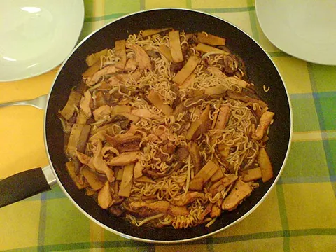 Čajniz piletina s gljivama i bambusom