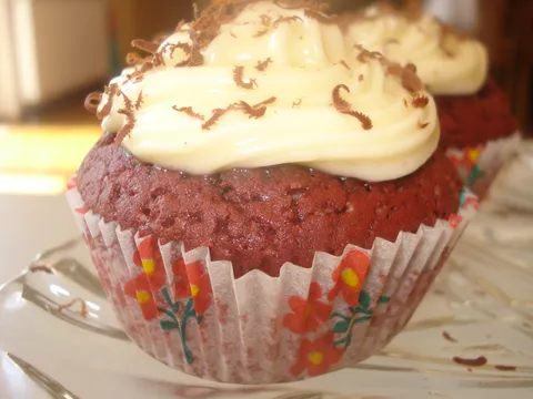 Red Velvet Cupcakes sa prelovom od krem sira