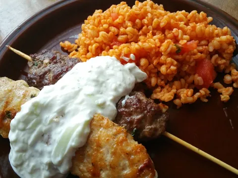 Adana kebab i zatziki umak