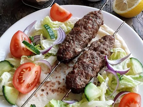 Adana kebab i tzatziki umak