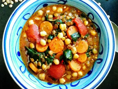 Marokanska supa od slanutka, sočiva i spanaća