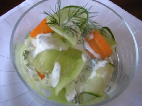 Salata krastavac, dinja i mrkva